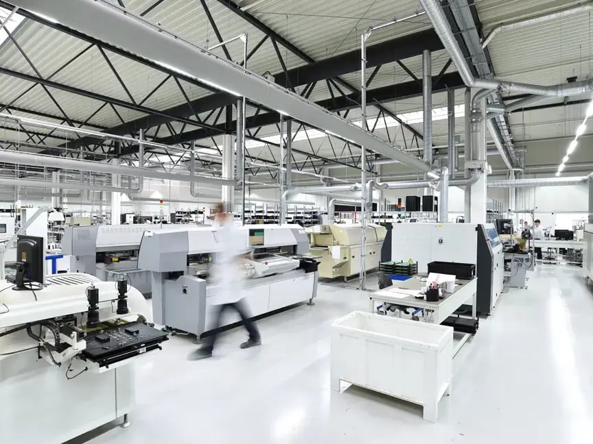 Industrielle Fertigung von Elektronik- und Systemkomponenten in einer Produktionshalle