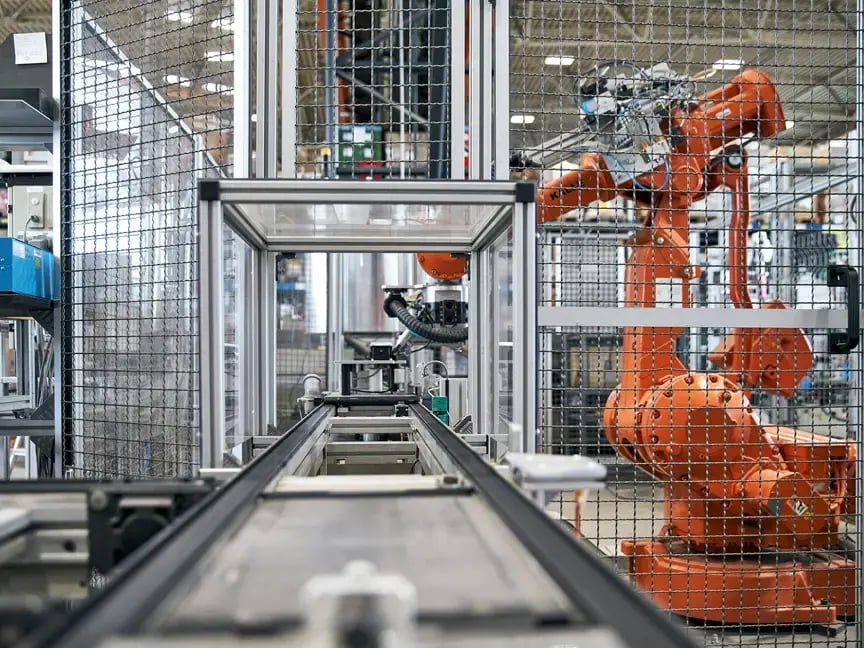 Automatisierte Fertigung von Beleuchtungskomponenten mit Industrierobotern