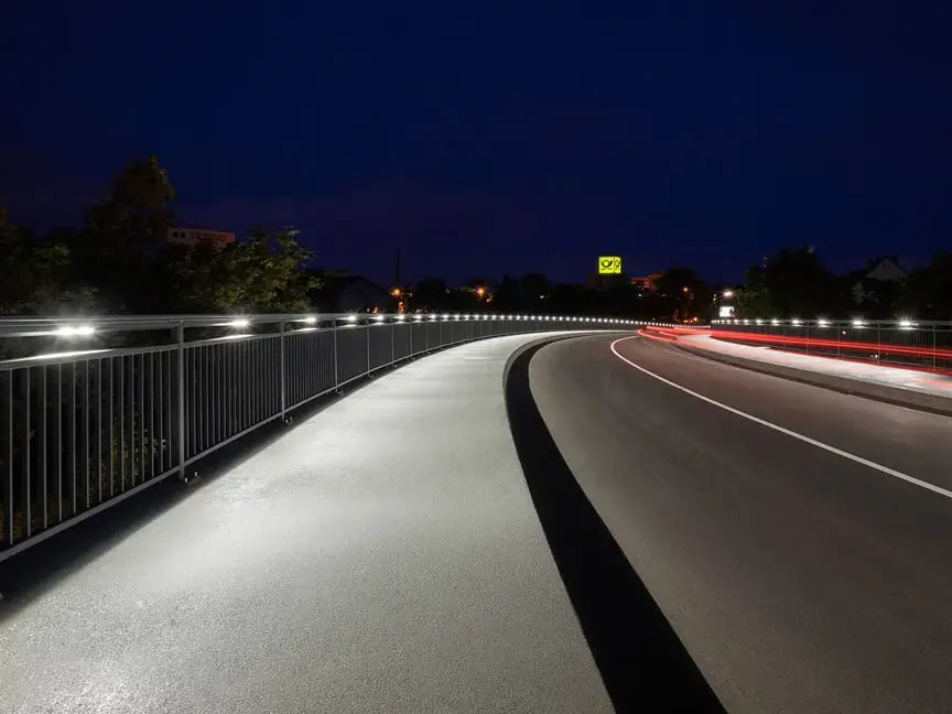Beleuchtungssysteme im Einsatz an einer Brückeninfrastruktur im Außenbereich