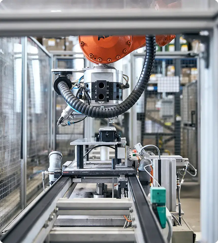 Automatisierte Fertigung technischer Komponenten bei Hellux Elektra in Tschechien
